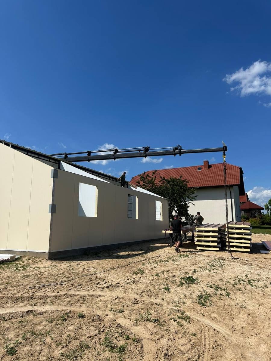 Ciężarówka HDS z ładunkiem - kontenery modułowe
