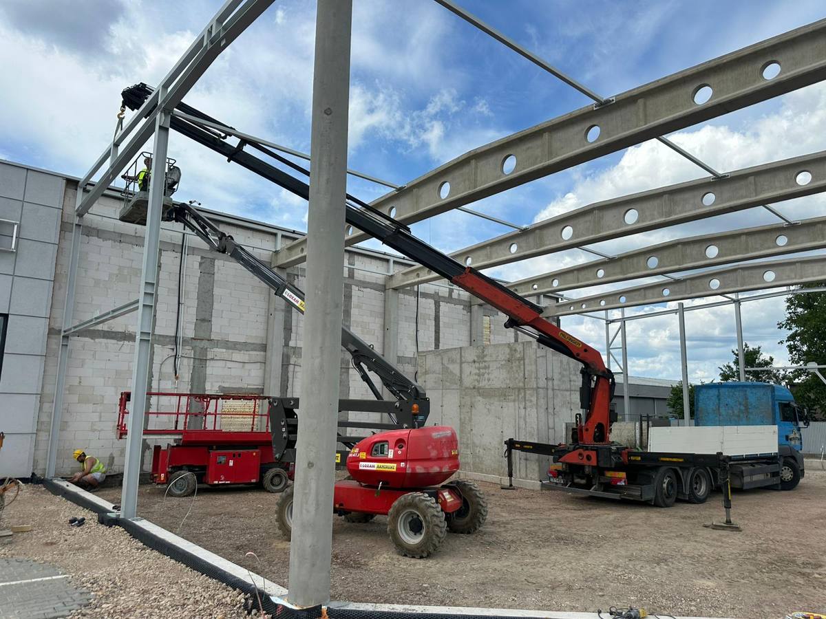 Rozładunek kontenera morskiego dźwigiem HDS
